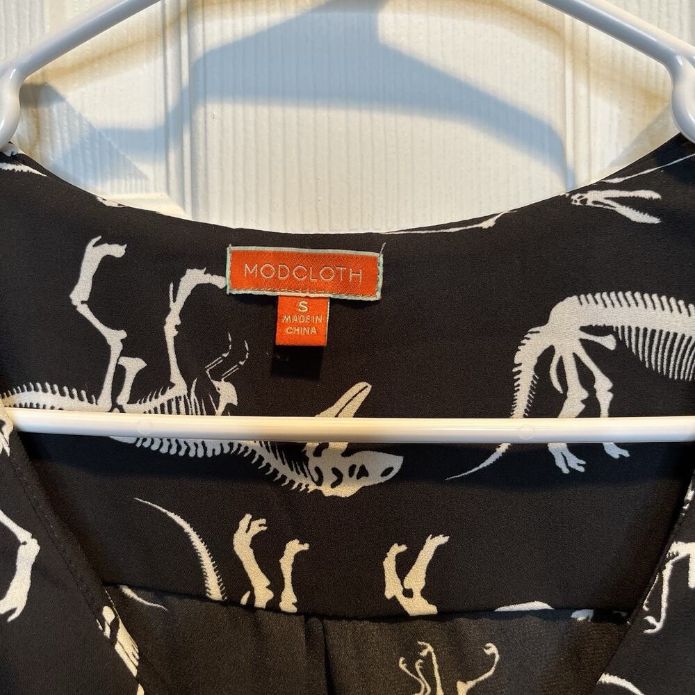 Modcloth Small Dinosaur Skeleton Sleeveless Top Accent Buttons Collared - Picture 4 of 13